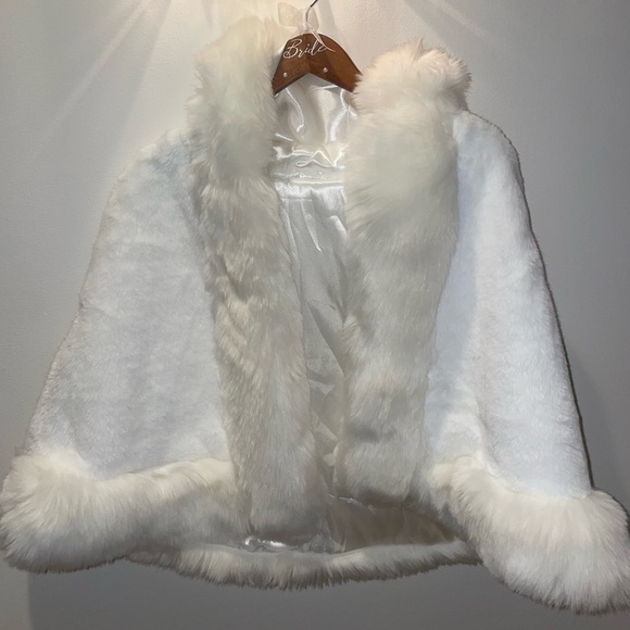 JJs House White Faux Fur Bridal Shawl Cape - Picture 2 of 3